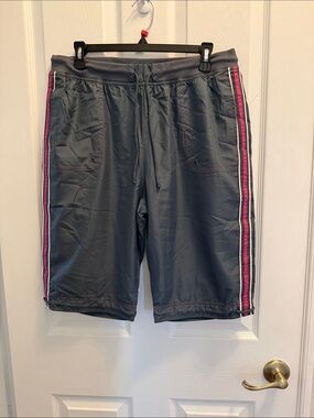 Fu Da Wimen’s Grey Athletic Drawstring Capris with Pink Accent